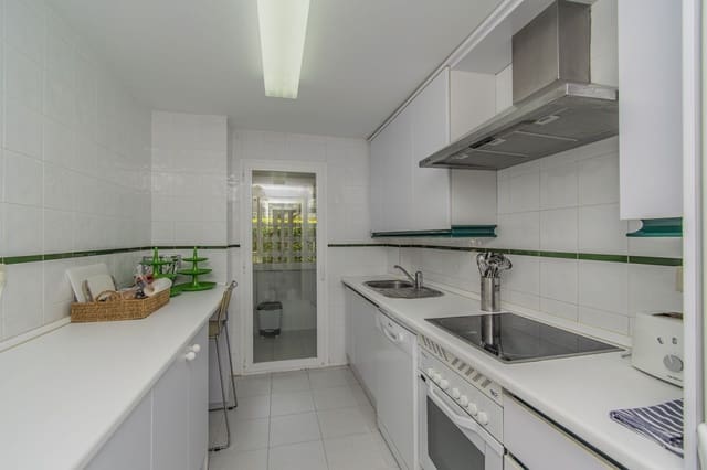 4 soverom Leilighet til salgs i Nueva Andalucia, Marbella med svømmebasseng garasje - € 580 000 (Ref: 7731681)