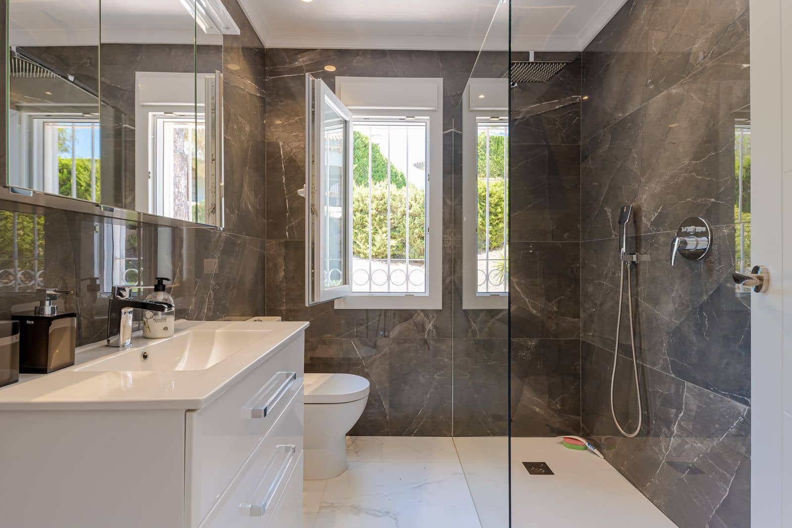 4 soveværelse Villa til salg i Benahavis med swimmingpool garage - € 1.849.999 (Ref: 7758637)