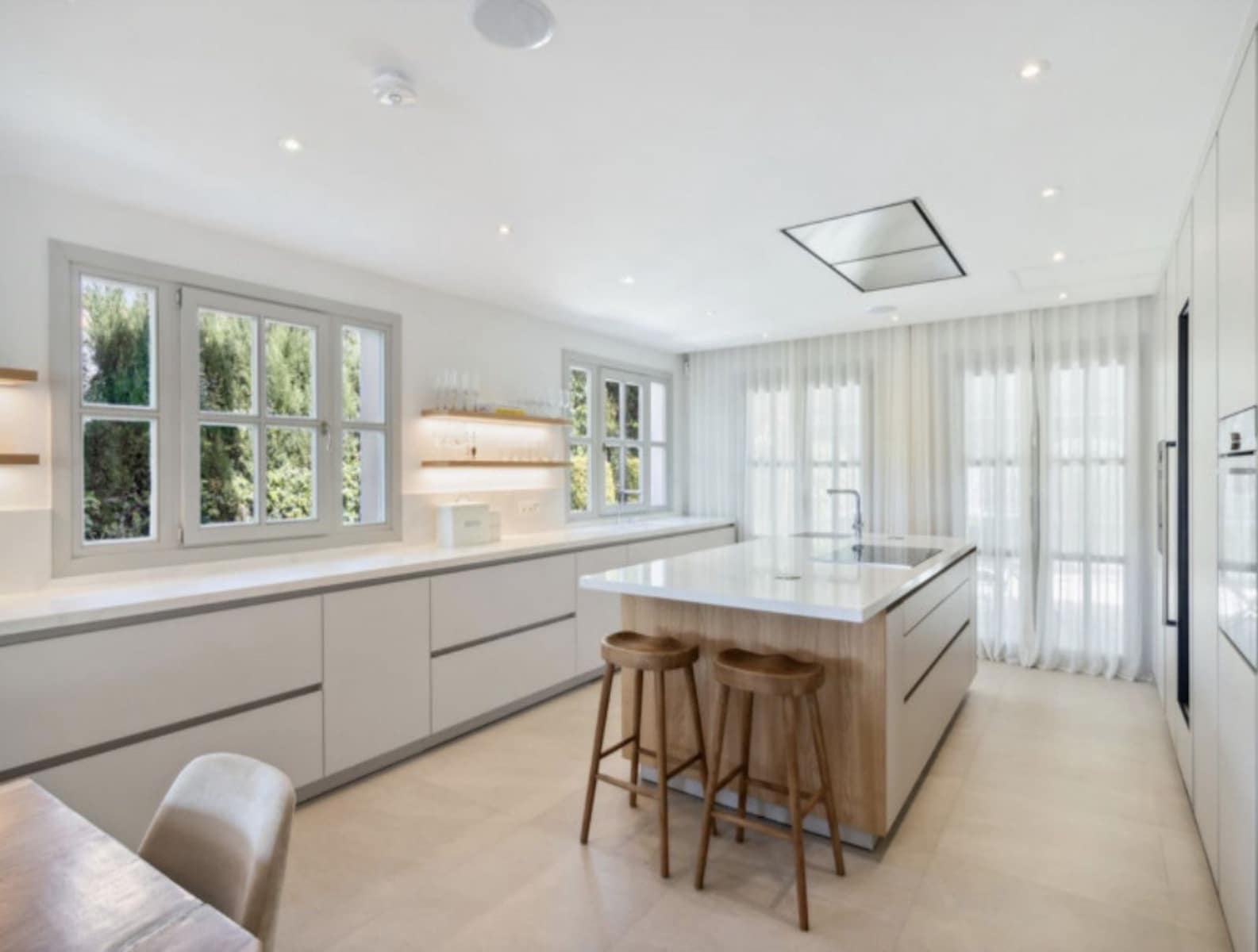 6 slaapkamer Villa te koop in Nueva Andalucia met zwembad garage - € 3.700.000 (Ref: 7762112)