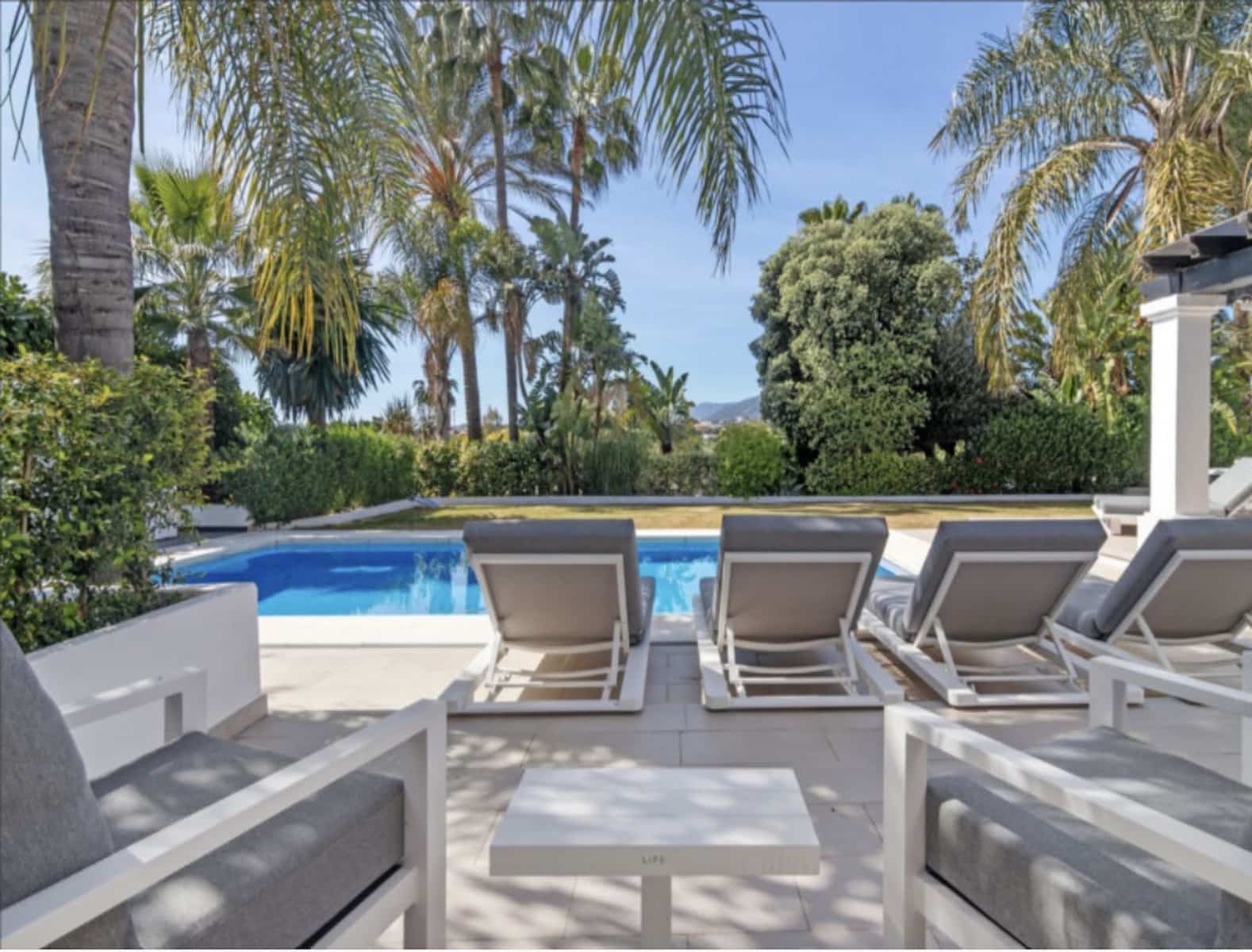 6 slaapkamer Villa te koop in Nueva Andalucia met zwembad garage - € 3.700.000 (Ref: 7762112)