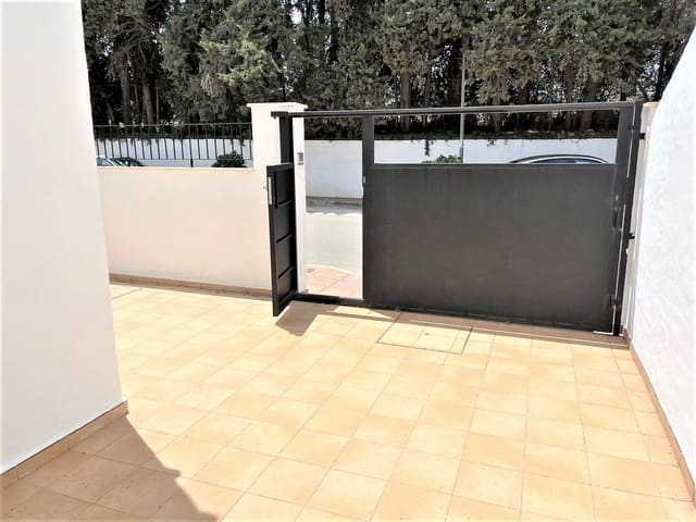 3 soverom Hus til salgs i Nueva Andalucia, Marbella med svømmebasseng garasje - € 550 000 (Ref: 7762123)