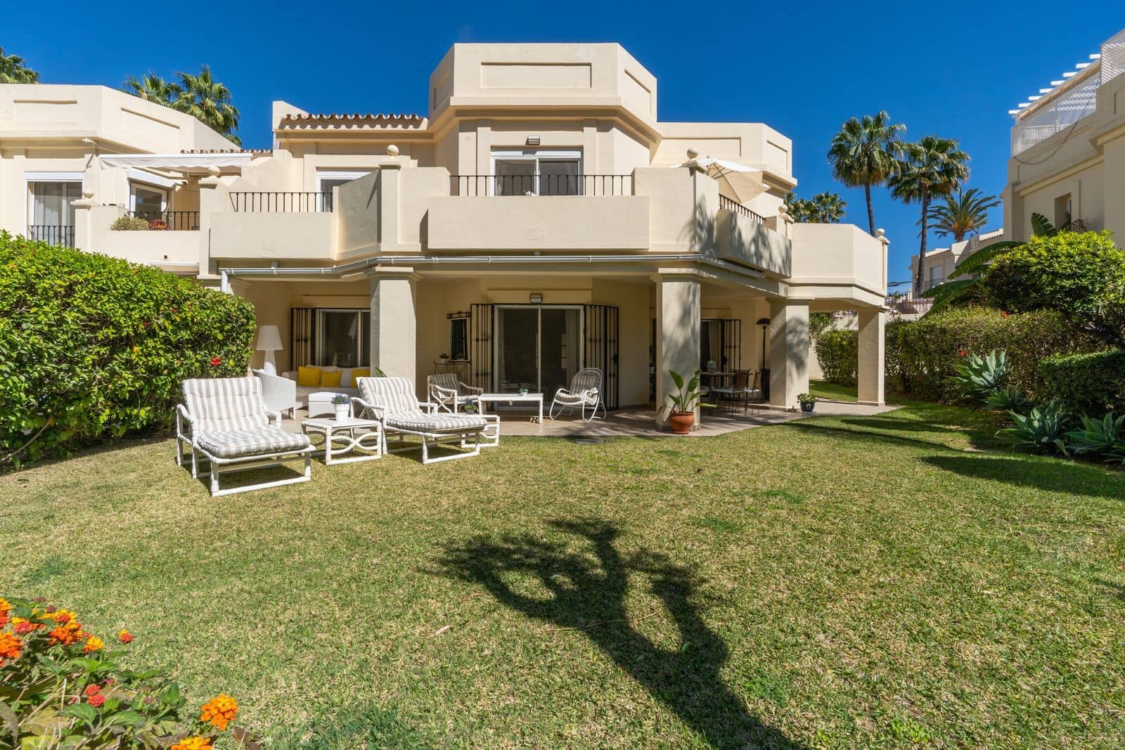 4 soveværelse Semi-Rækkehus til salg i La Quinta med swimmingpool garage - € 790.000 (Ref: 7793206)