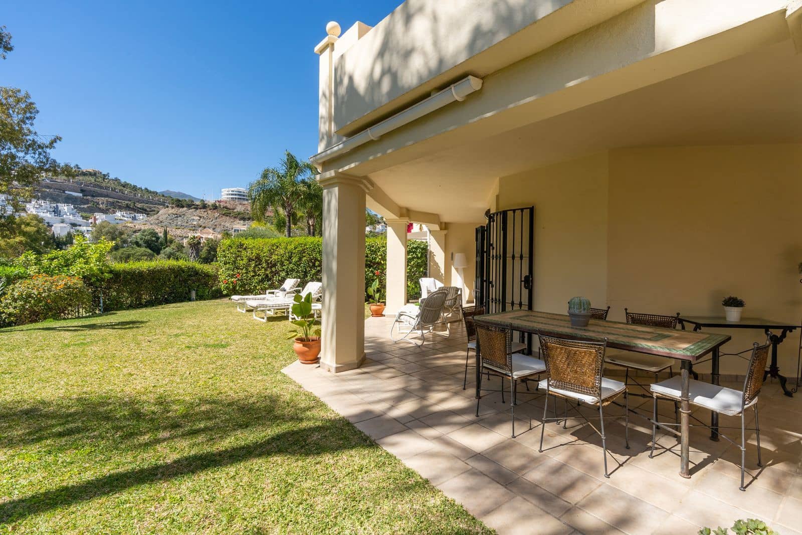 4 soveværelse Semi-Rækkehus til salg i La Quinta med swimmingpool garage - € 790.000 (Ref: 7793206)