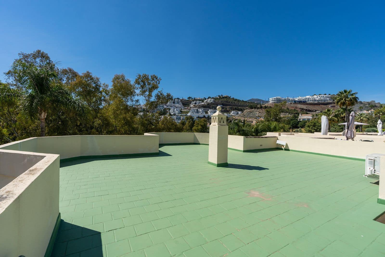 4 soveværelse Semi-Rækkehus til salg i La Quinta med swimmingpool garage - € 790.000 (Ref: 7793206)