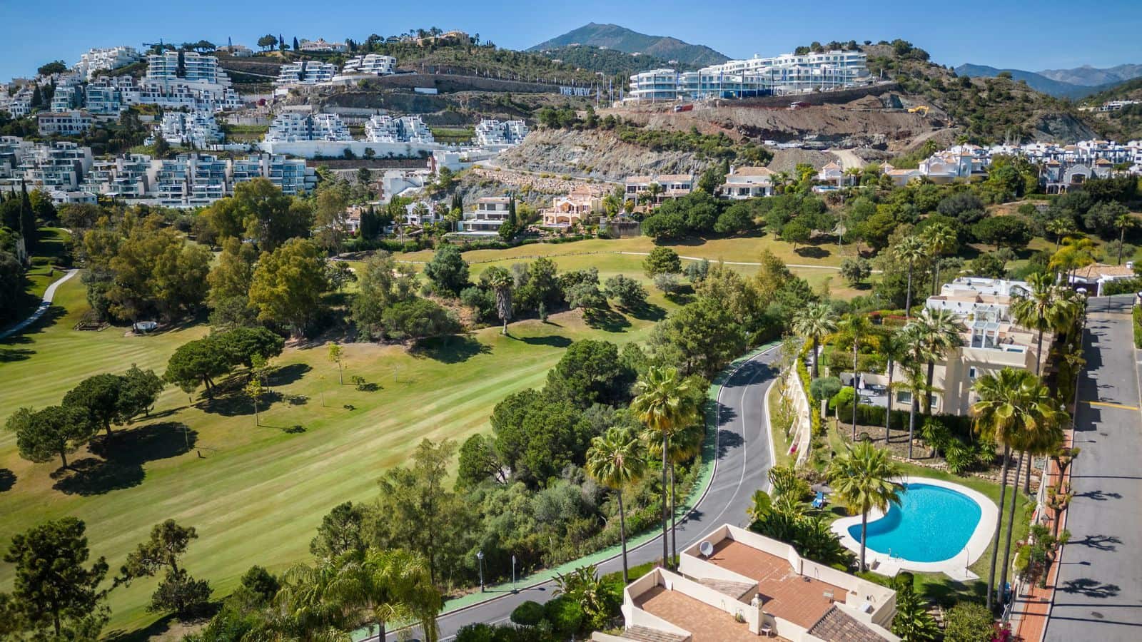 4 soveværelse Semi-Rækkehus til salg i La Quinta med swimmingpool garage - € 790.000 (Ref: 7793206)