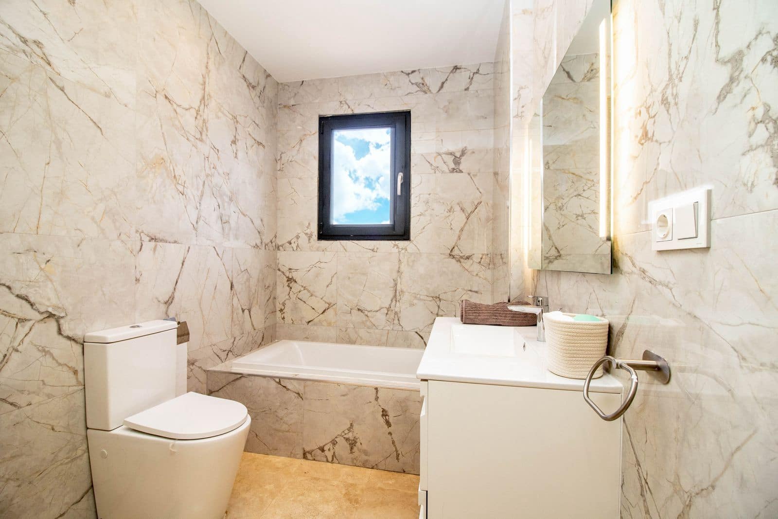 4 soverom Hus til salgs i Estepona med svømmebasseng garasje - € 780 000 (Ref: 7795513)