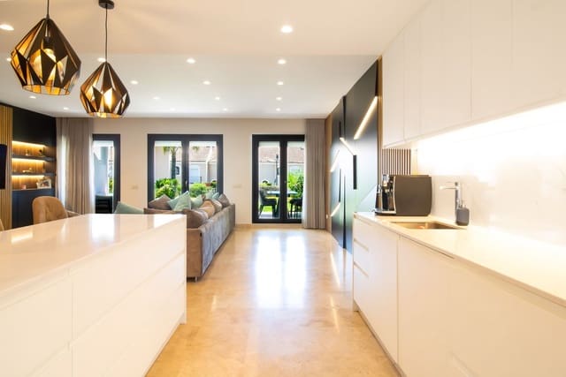 4 soverom Hus til salgs i Estepona med svømmebasseng garasje - € 780 000 (Ref: 7795513)