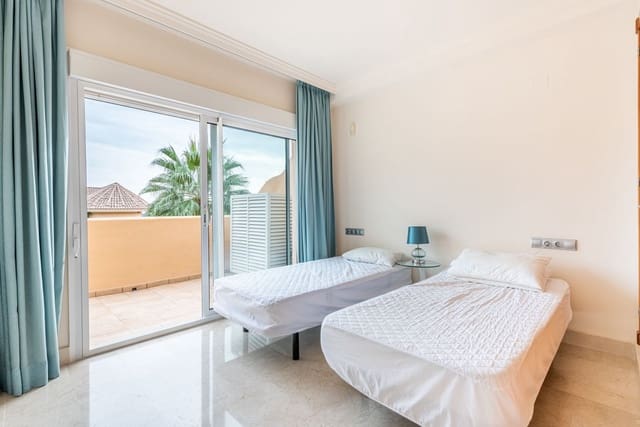 2 Zimmer Penthouse zu verkaufen in Aloha Golf, Marbella mit Pool - 550.000 € (Ref: 7827120)