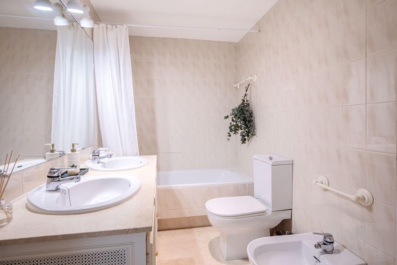 3 soveværelse Byhus til salg i La Quinta med swimmingpool garage - € 645.000 (Ref: 7835648)