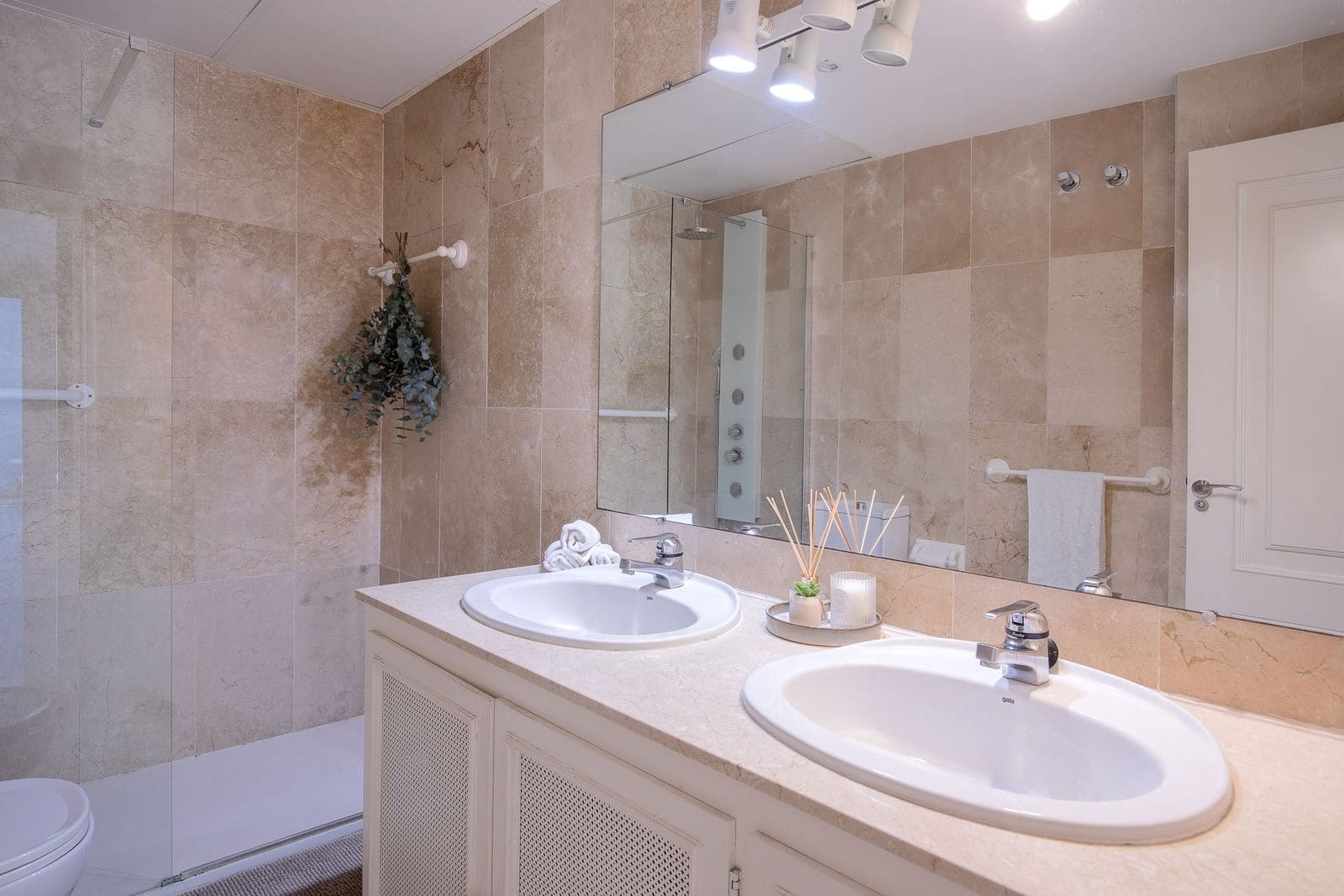 3 soveværelse Byhus til salg i La Quinta med swimmingpool garage - € 645.000 (Ref: 7835648)