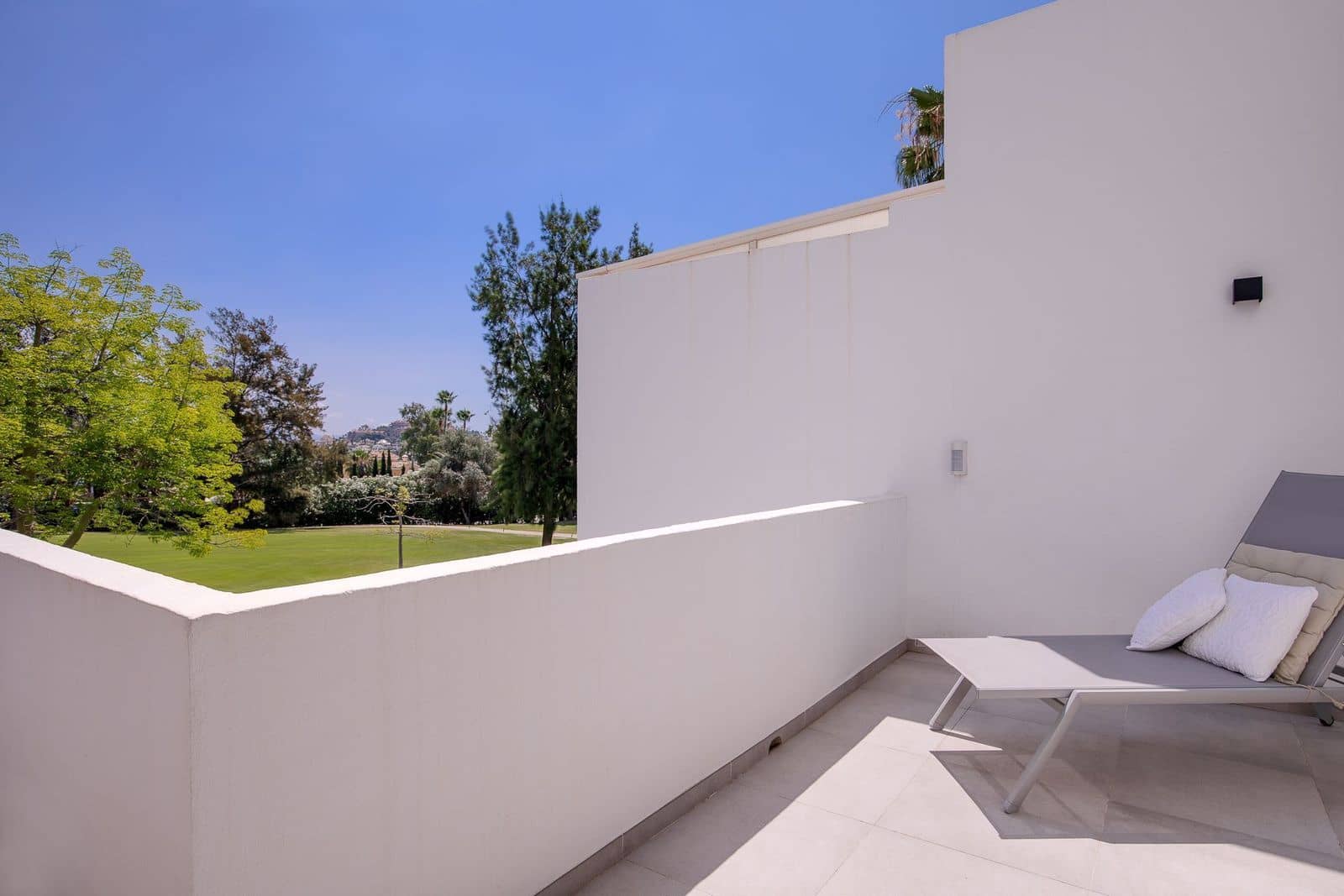 3 soveværelse Byhus til salg i La Quinta med swimmingpool garage - € 645.000 (Ref: 7835648)