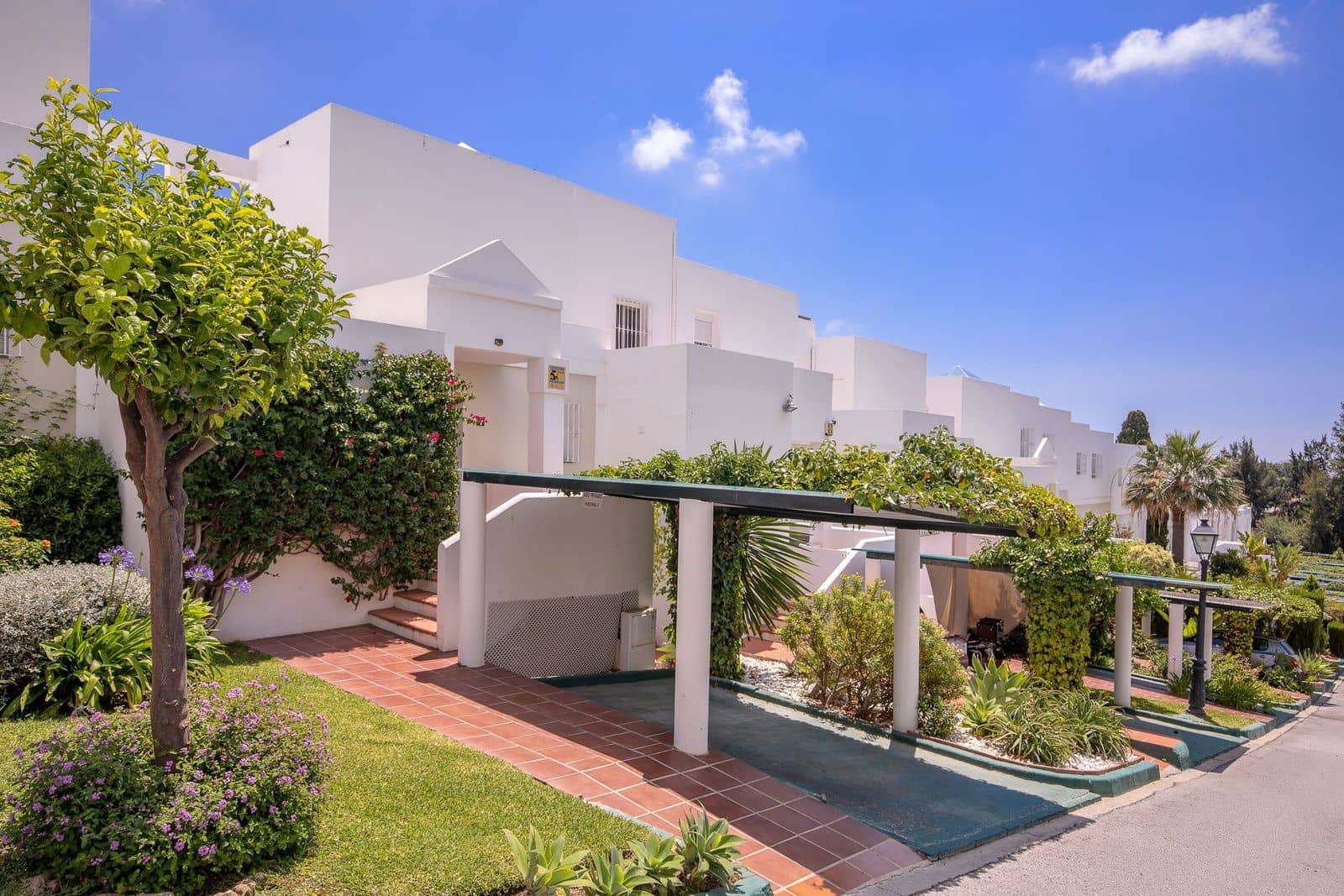 3 soveværelse Byhus til salg i La Quinta med swimmingpool garage - € 645.000 (Ref: 7835648)