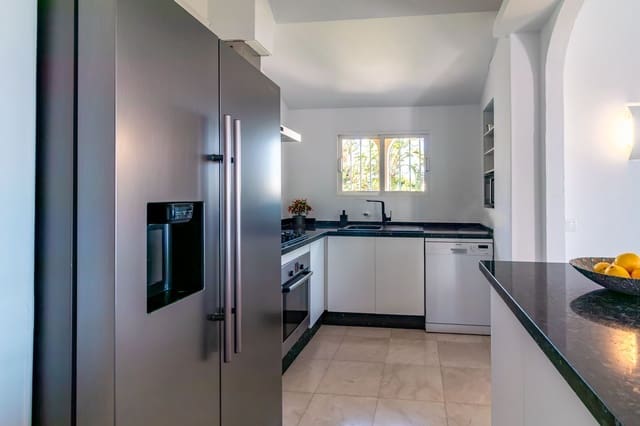 5 sovrum Villa till salu i Estepona med pool - 964 000 € (Ref: 7849917)