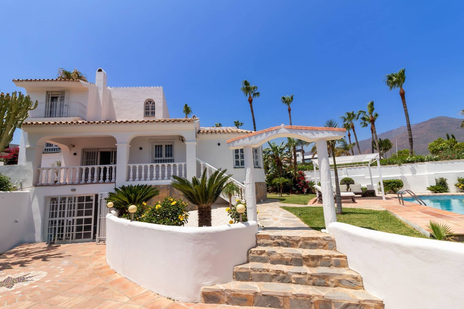 5 sovrum Villa till salu i Estepona med pool - 964 000 € (Ref: 7849917)