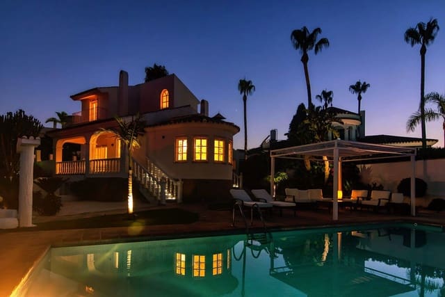 5 sovrum Villa till salu i Estepona med pool - 964 000 € (Ref: 7849917)