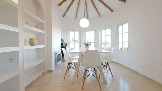 5 sovrum Villa till salu i Estepona med pool - 964 000 € (Ref: 7849917)