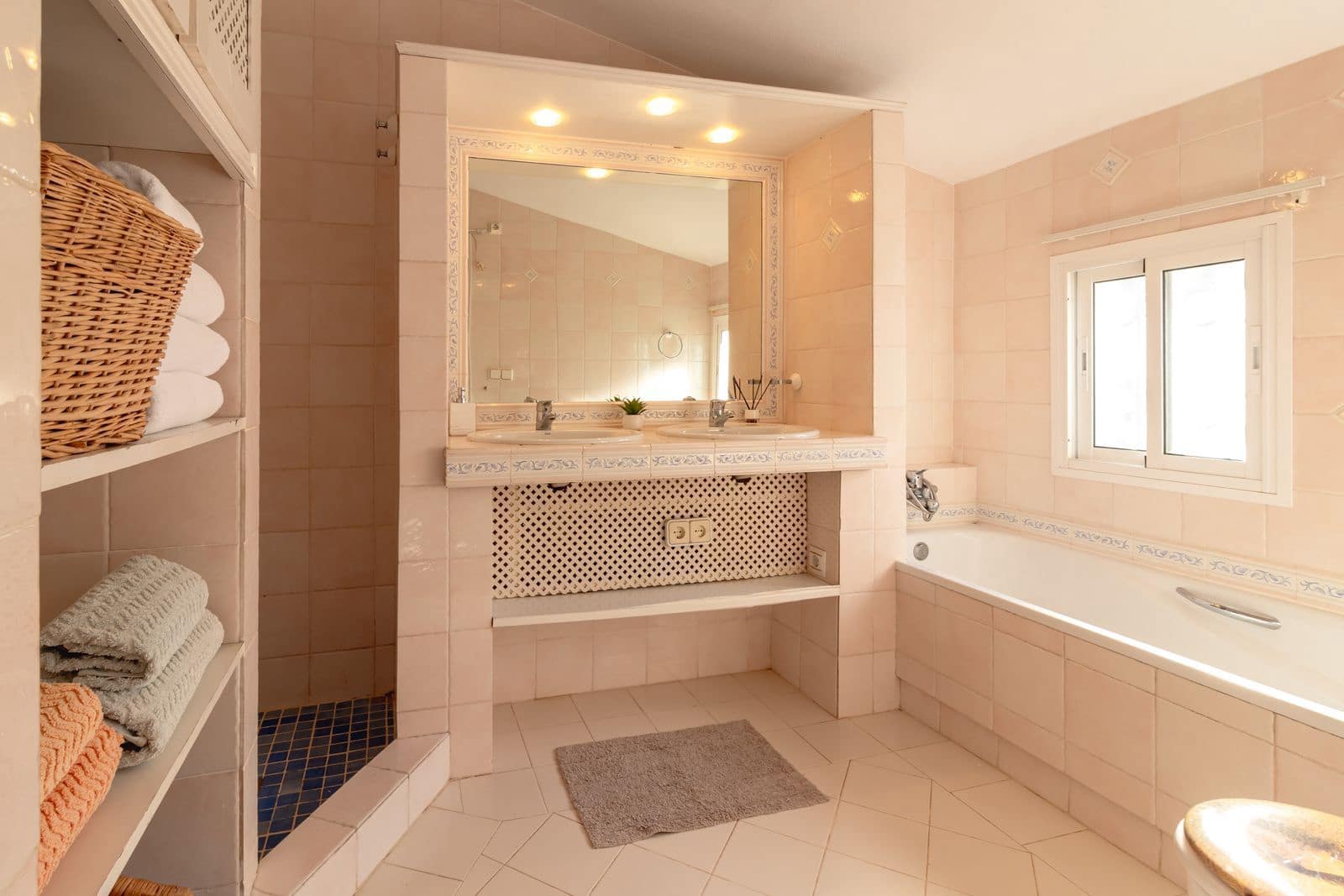 5 sovrum Villa till salu i Estepona med pool - 964 000 € (Ref: 7849917)