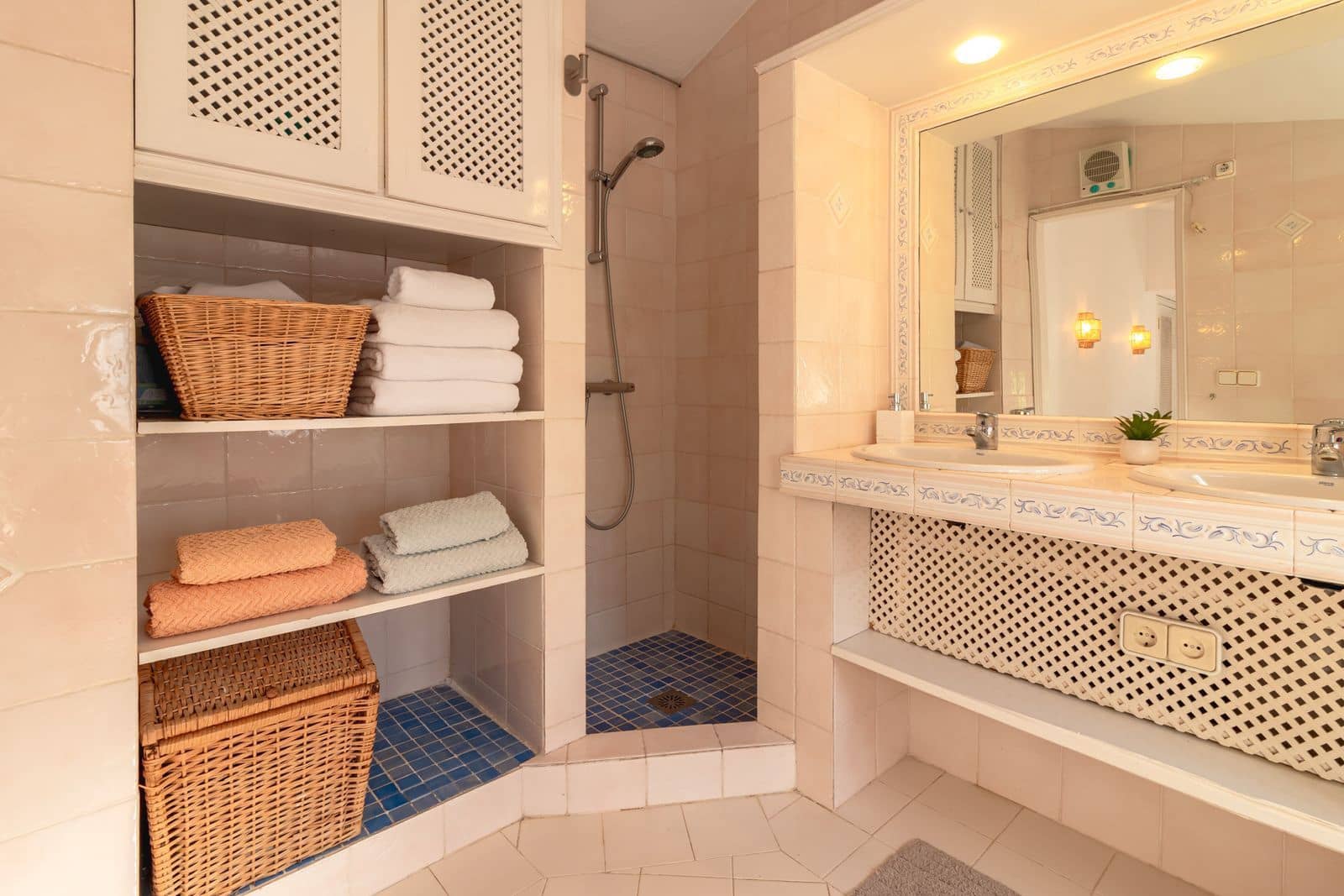 5 sovrum Villa till salu i Estepona med pool - 964 000 € (Ref: 7849917)