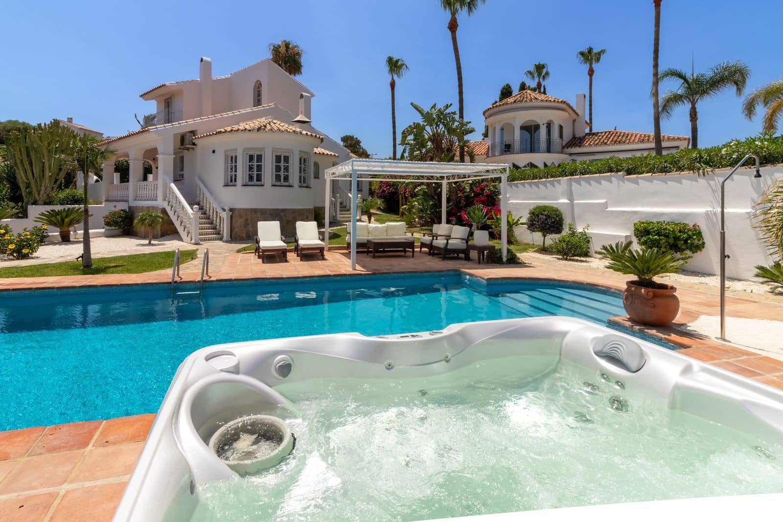 5 sovrum Villa till salu i Estepona med pool - 964 000 € (Ref: 7849917)