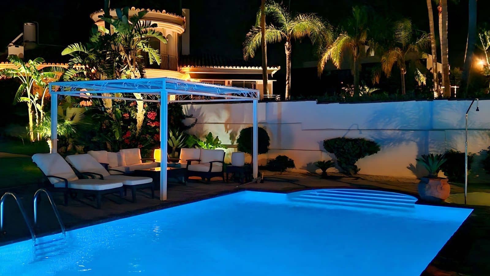 5 sovrum Villa till salu i Estepona med pool - 964 000 € (Ref: 7849917)