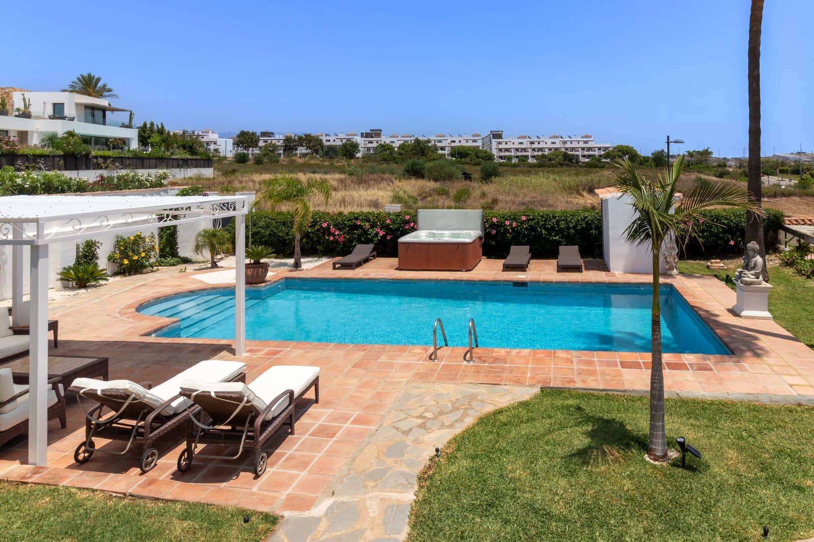 5 sovrum Villa till salu i Estepona med pool - 964 000 € (Ref: 7849917)