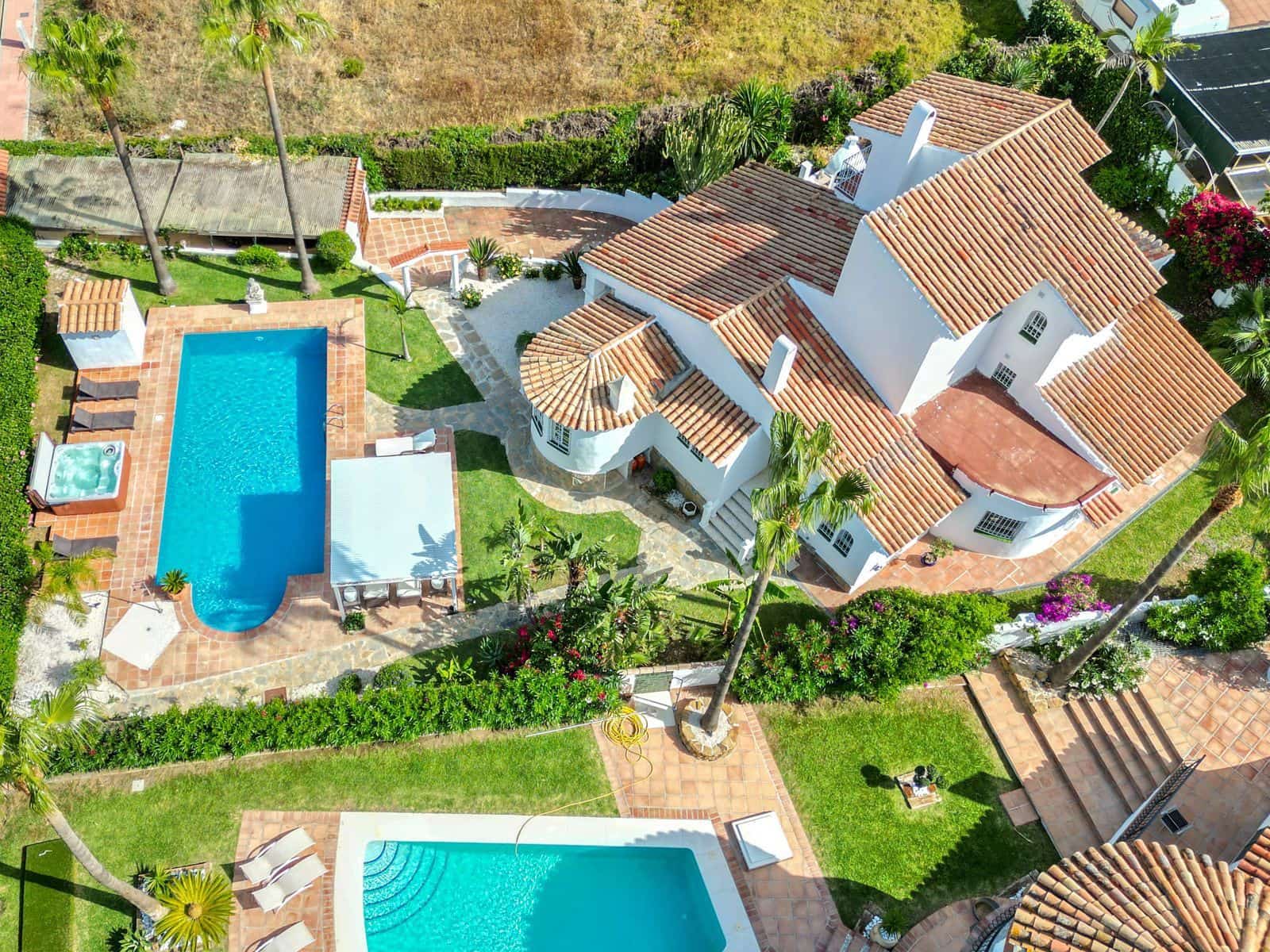 5 sovrum Villa till salu i Estepona med pool - 964 000 € (Ref: 7849917)