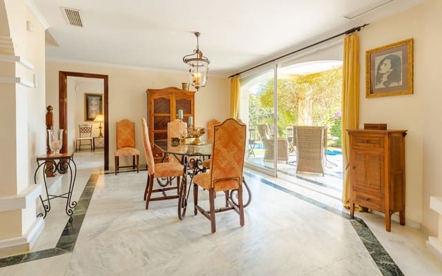 3 soveværelse Villa til salg i Bahía de Marbella, Marbella med swimmingpool - € 1.900.000 (Ref: 7852590)