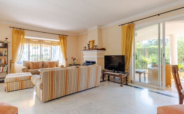 3 soveværelse Villa til salg i Bahía de Marbella, Marbella med swimmingpool - € 1.900.000 (Ref: 7852590)