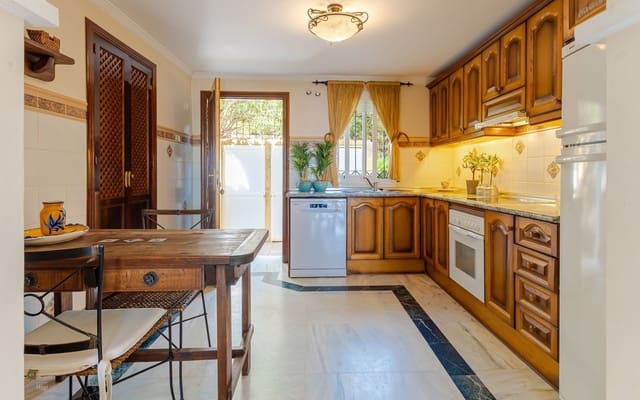 3 soveværelse Villa til salg i Bahía de Marbella, Marbella med swimmingpool - € 1.900.000 (Ref: 7852590)