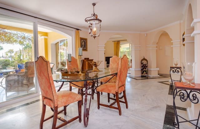 3 soveværelse Villa til salg i Bahía de Marbella, Marbella med swimmingpool - € 1.900.000 (Ref: 7852590)