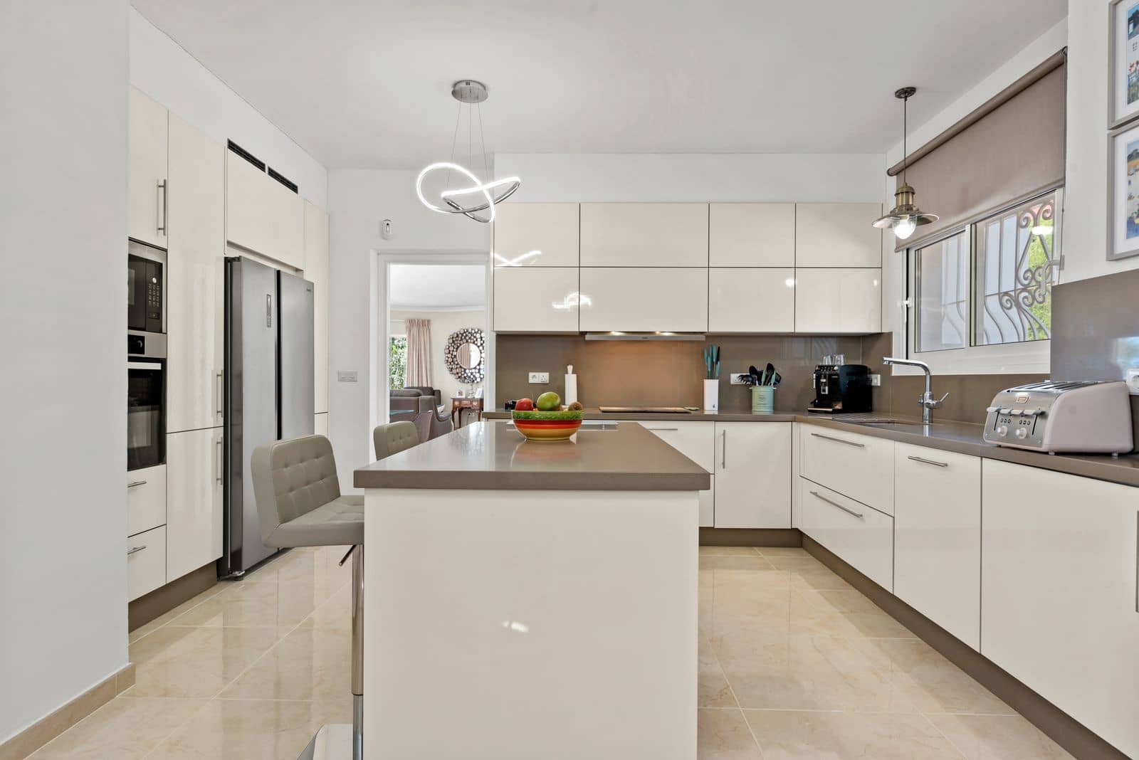 4 soverom Villa til salgs i El Paraiso med svømmebasseng garasje - € 1 695 000 (Ref: 7870908)