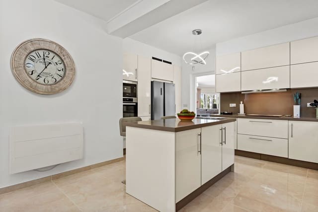 4 soveværelse Villa til salg i El Paraiso, Estepona med swimmingpool garage - € 1.695.000 (Ref: 7870908)