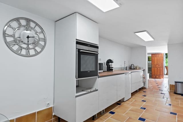 4 soveværelse Villa til salg i El Paraiso, Estepona med swimmingpool garage - € 1.695.000 (Ref: 7870908)