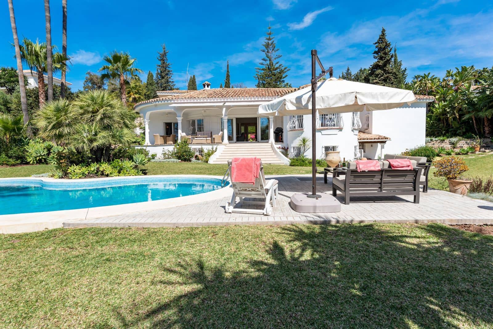 4 soverom Villa til salgs i El Paraiso med svømmebasseng garasje - € 1 695 000 (Ref: 7870908)