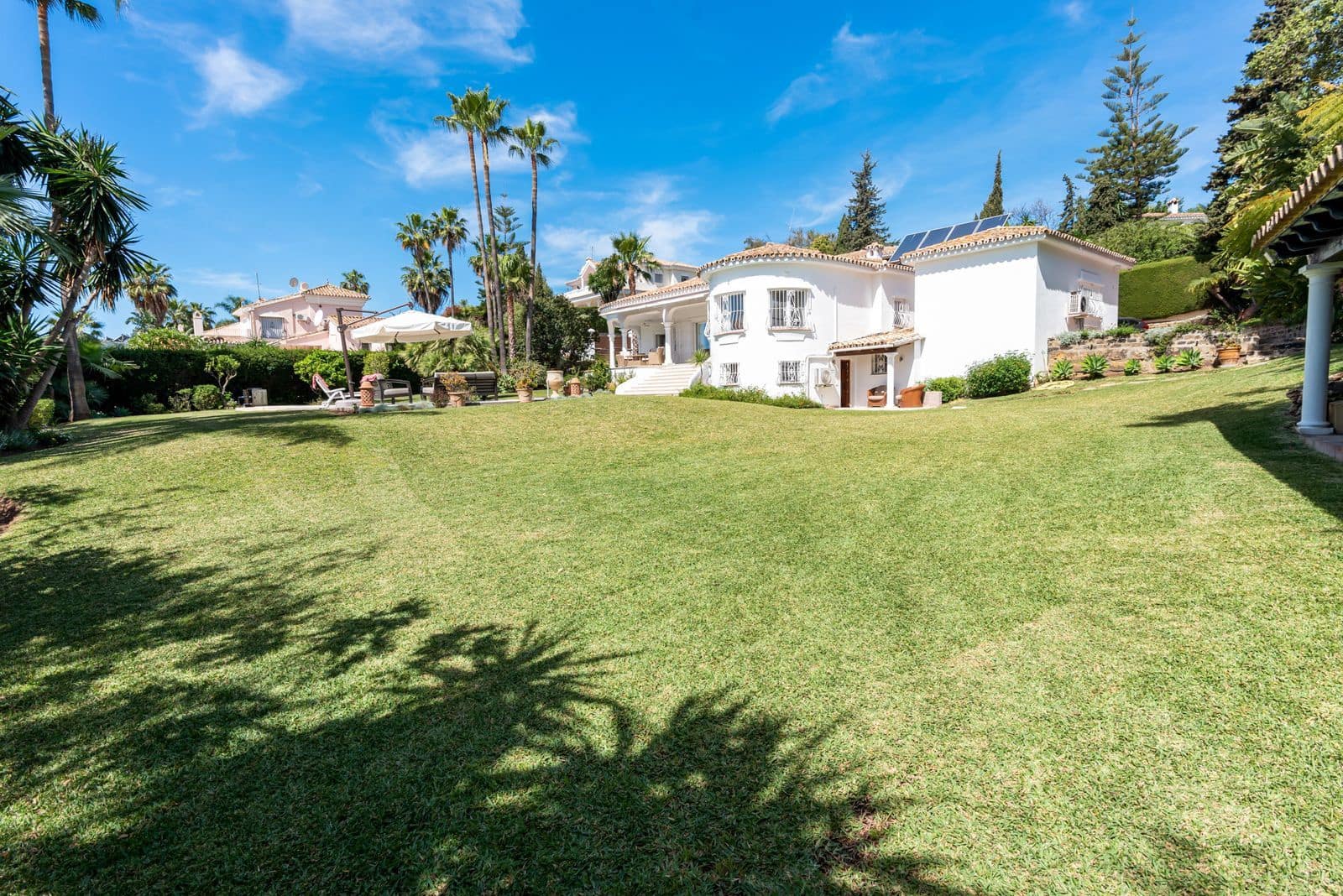 4 soverom Villa til salgs i El Paraiso med svømmebasseng garasje - € 1 695 000 (Ref: 7870908)