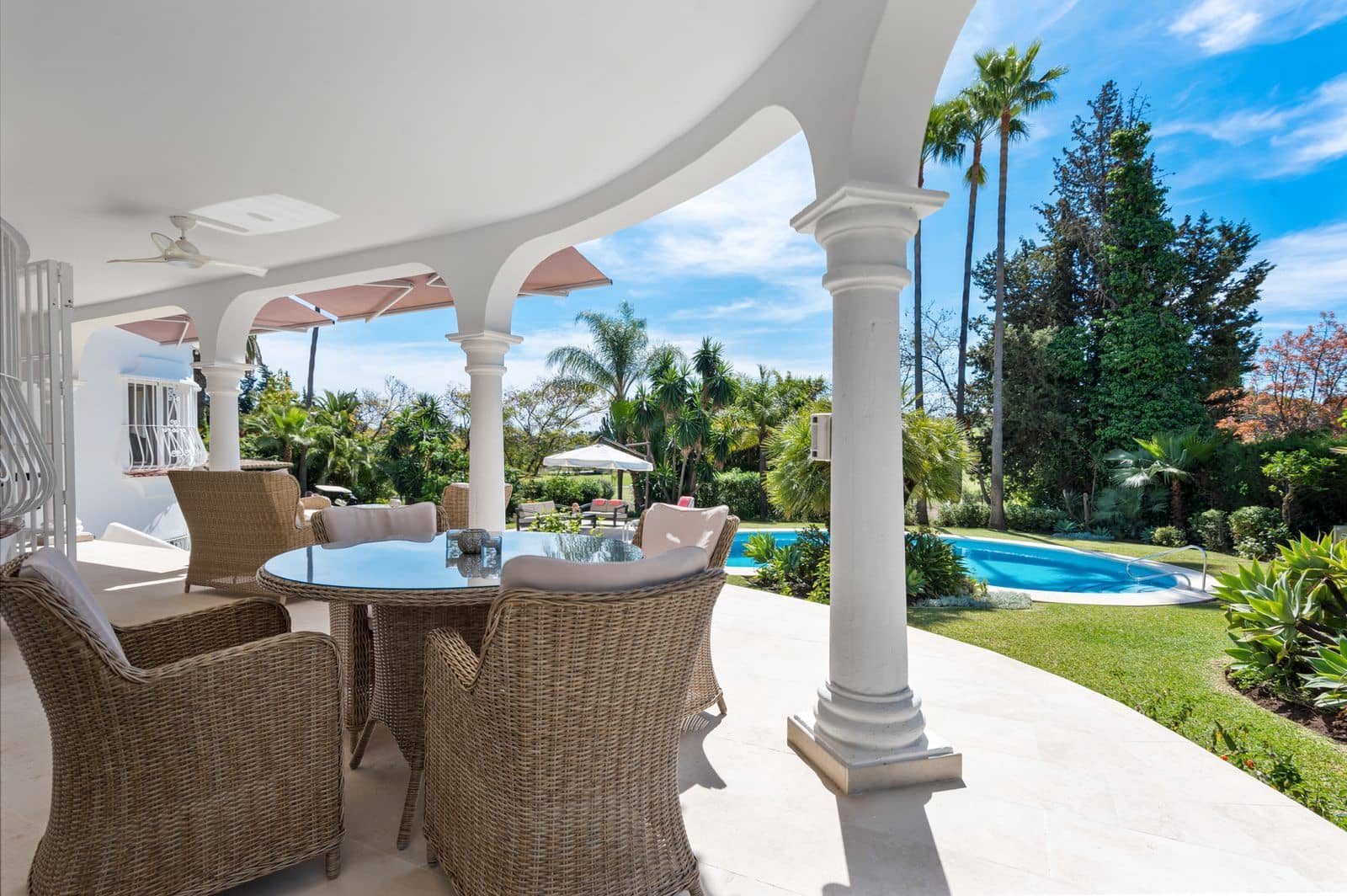 4 soverom Villa til salgs i El Paraiso med svømmebasseng garasje - € 1 695 000 (Ref: 7870908)