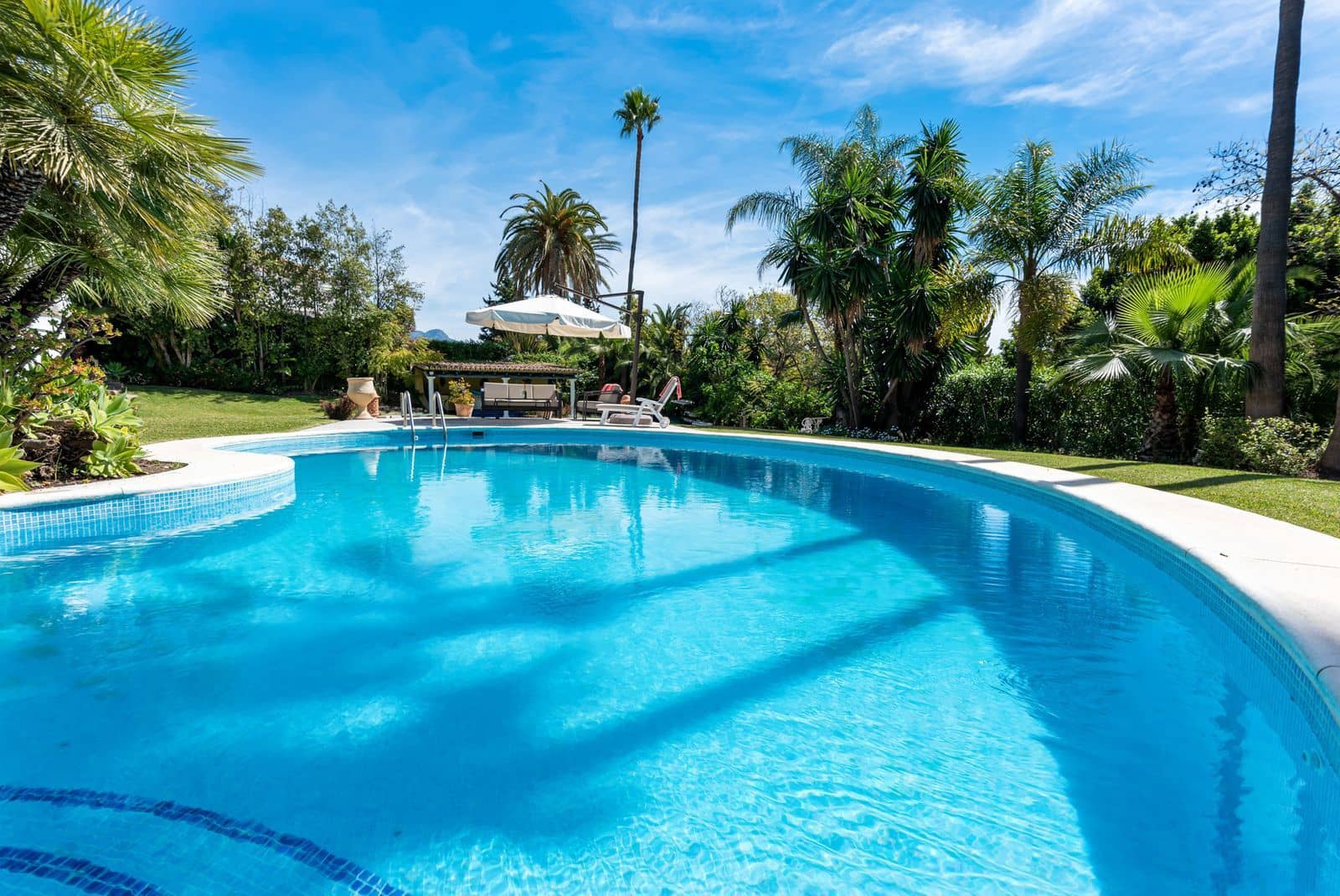 4 soverom Villa til salgs i El Paraiso med svømmebasseng garasje - € 1 695 000 (Ref: 7870908)