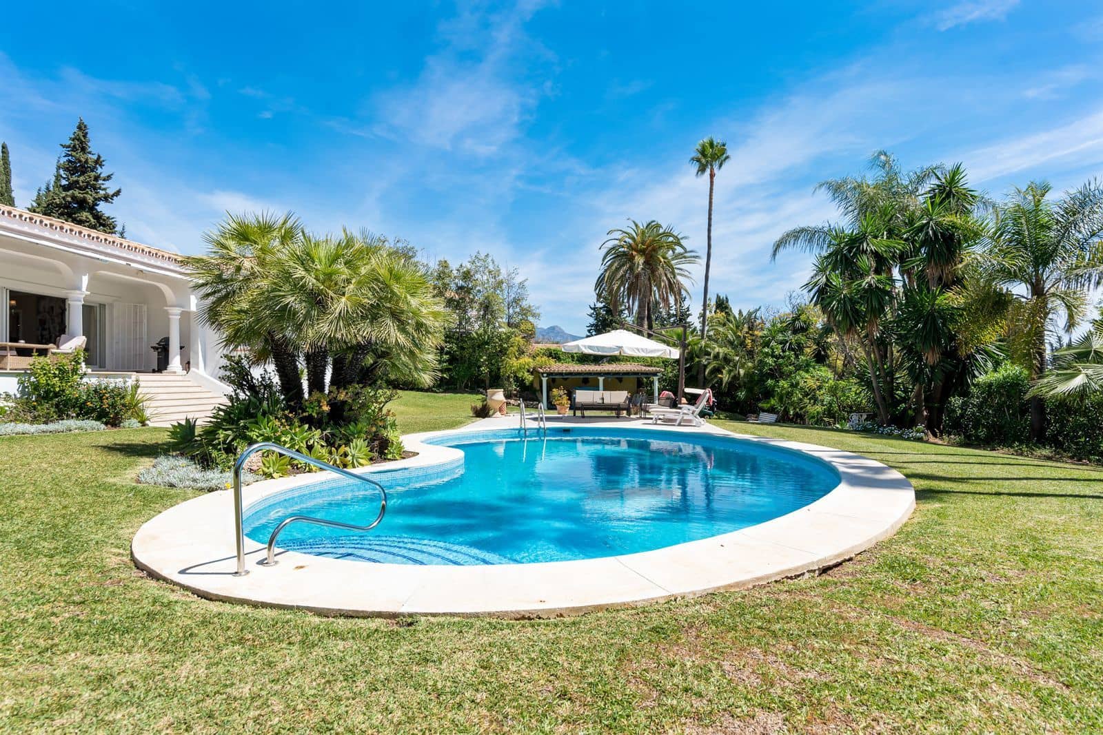 4 soverom Villa til salgs i El Paraiso med svømmebasseng garasje - € 1 695 000 (Ref: 7870908)