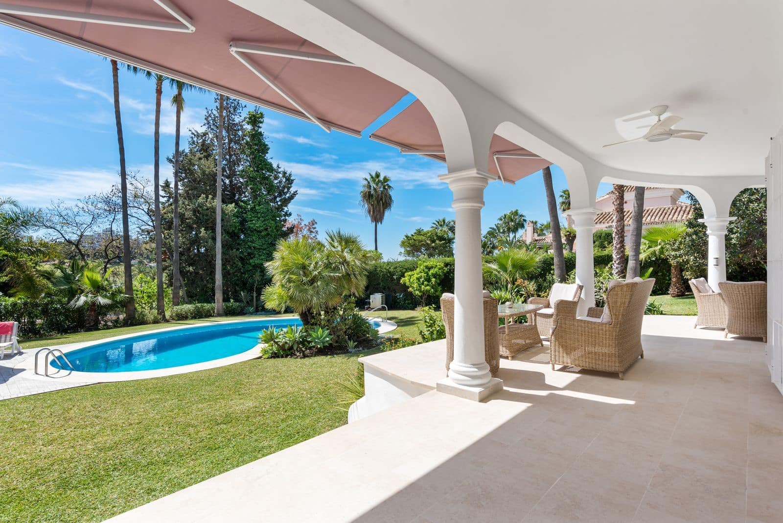 4 soverom Villa til salgs i El Paraiso med svømmebasseng garasje - € 1 695 000 (Ref: 7870908)