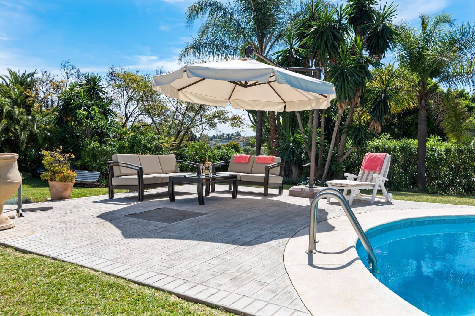 4 soverom Villa til salgs i El Paraiso med svømmebasseng garasje - € 1 695 000 (Ref: 7870908)