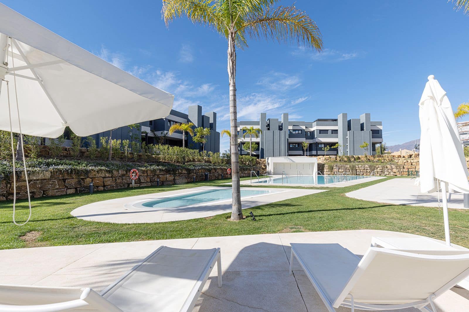 3 soverom Leilighet til salgs i New Golden Mile med svømmebasseng garasje - € 475 000 (Ref: 7870910)