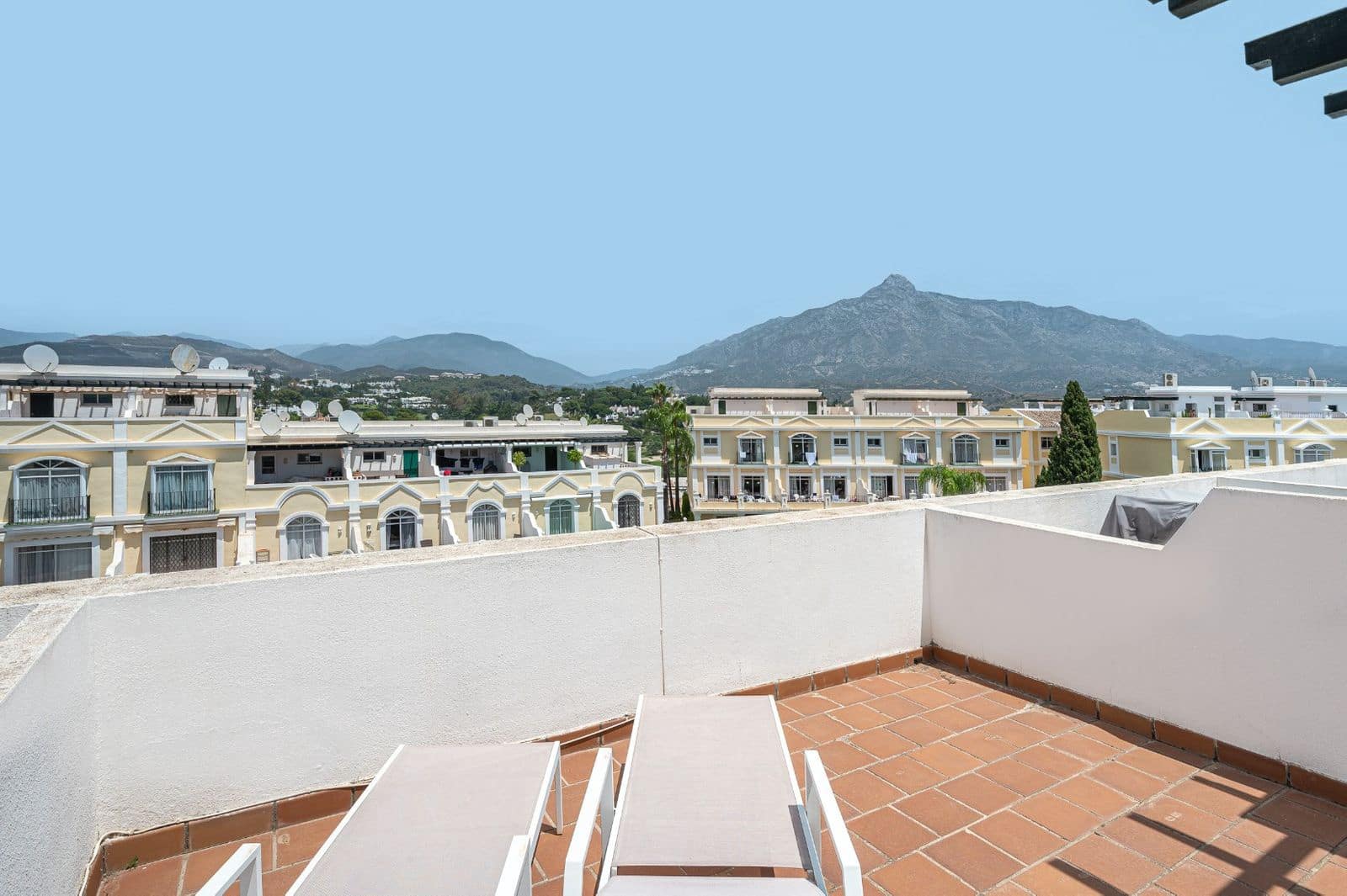 2 bedroom Penthouse for sale in Nueva Andalucia with pool garage - € 485,000 (Ref: 8045689)