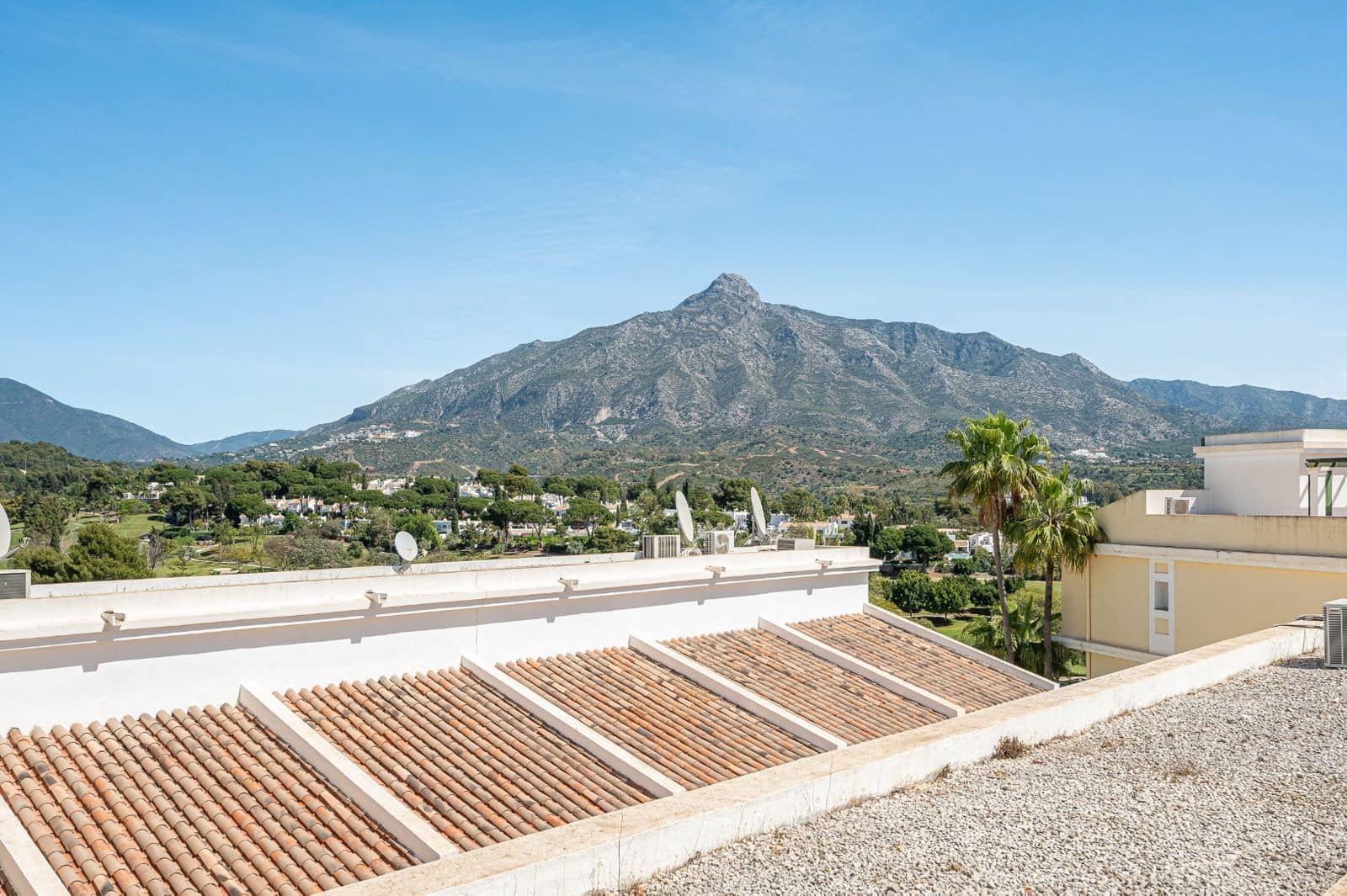 2 bedroom Penthouse for sale in Nueva Andalucia with pool garage - € 485,000 (Ref: 8045689)