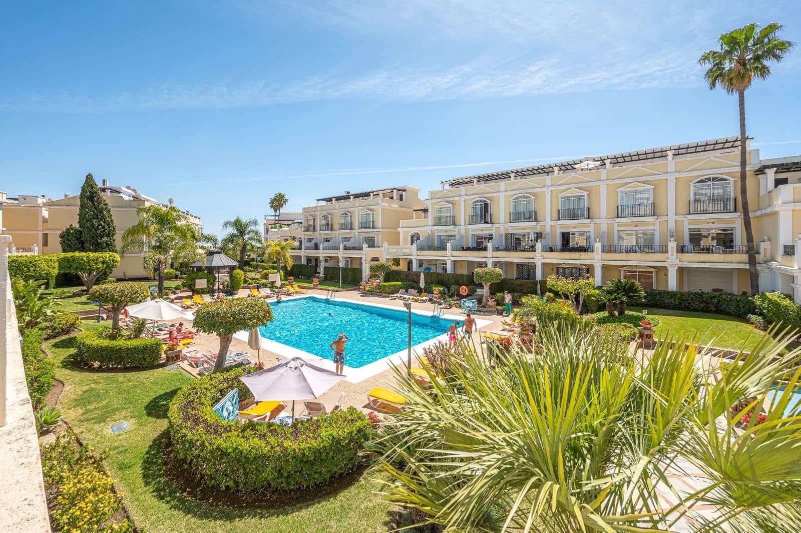 2 bedroom Penthouse for sale in Nueva Andalucia with pool garage - € 485,000 (Ref: 8045689)