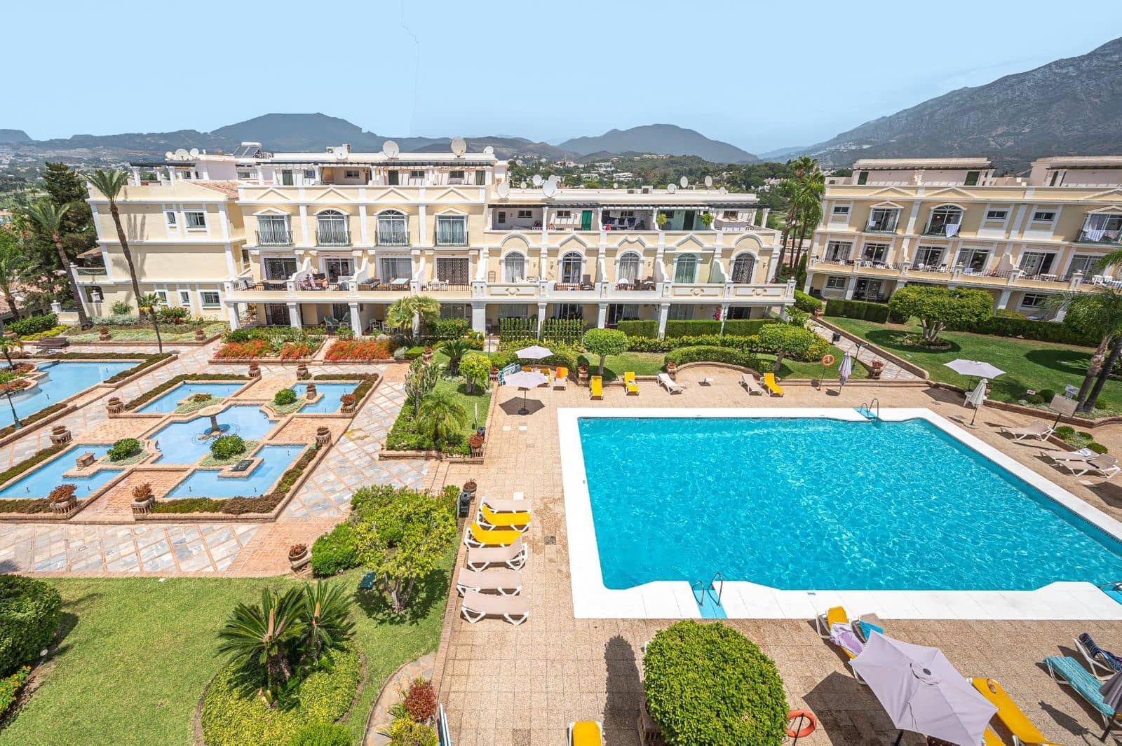 2 bedroom Penthouse for sale in Nueva Andalucia with pool garage - € 485,000 (Ref: 8045689)