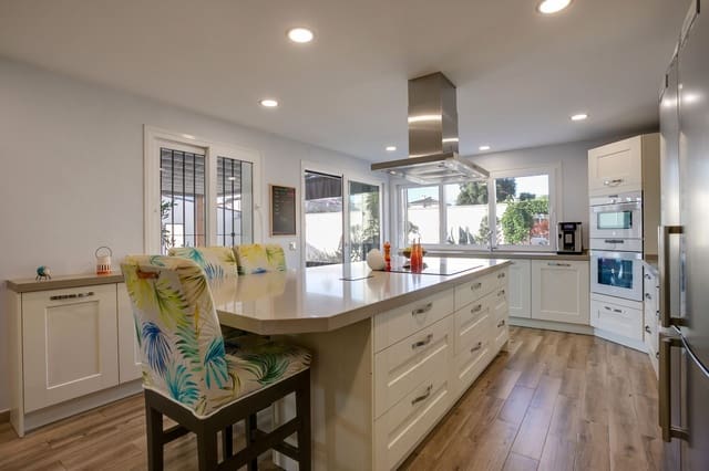 5 slaapkamer Villa te koop in Estepona met zwembad garage - € 1.195.000 (Ref: 8046095)