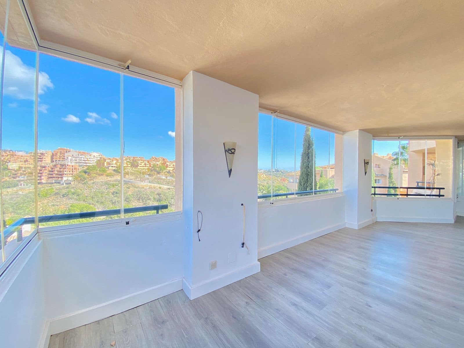 3 soveværelse Lejlighed til salg i Elviria med swimmingpool garage - € 499.000 (Ref: 8099584)