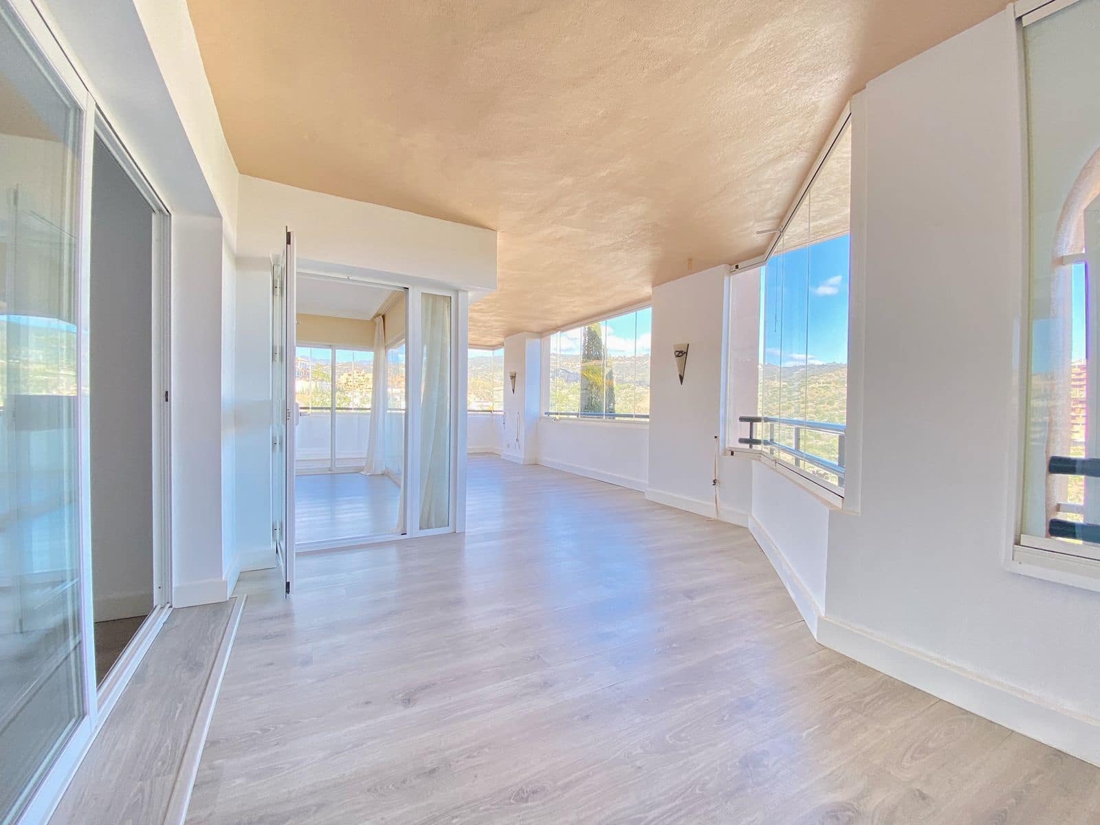 3 soveværelse Lejlighed til salg i Elviria med swimmingpool garage - € 499.000 (Ref: 8099584)