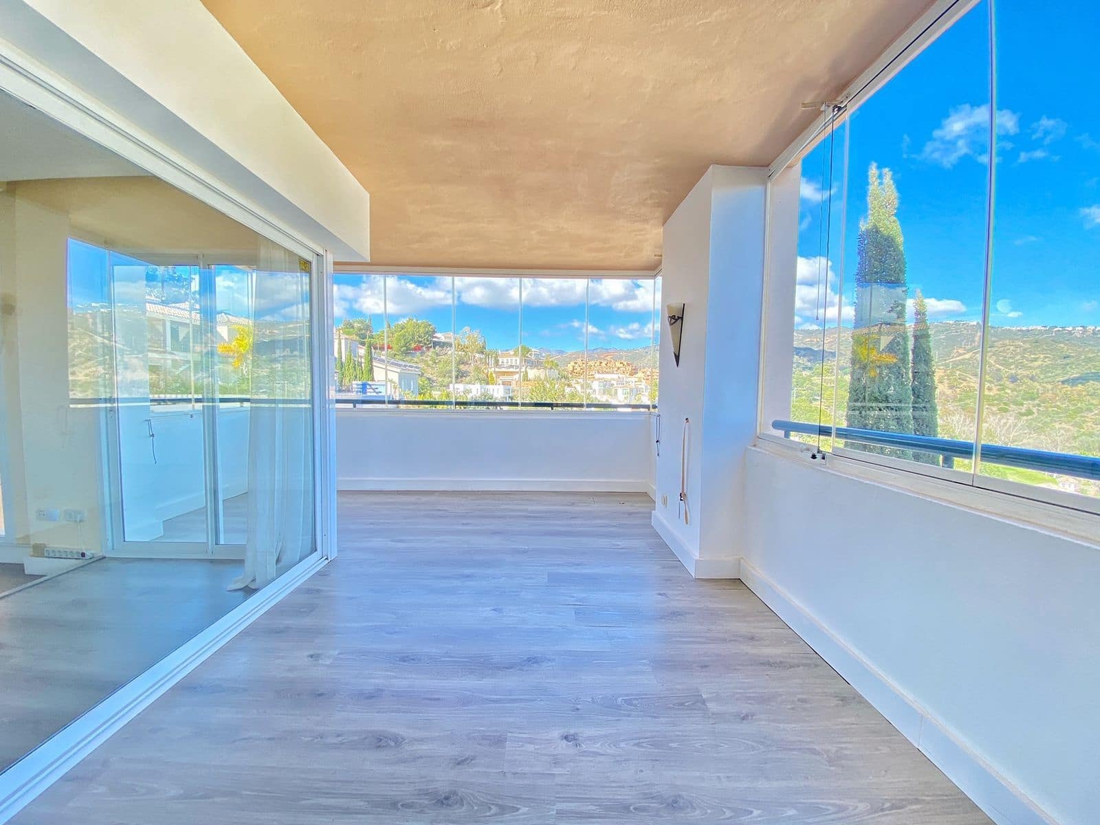 3 soveværelse Lejlighed til salg i Elviria med swimmingpool garage - € 499.000 (Ref: 8099584)