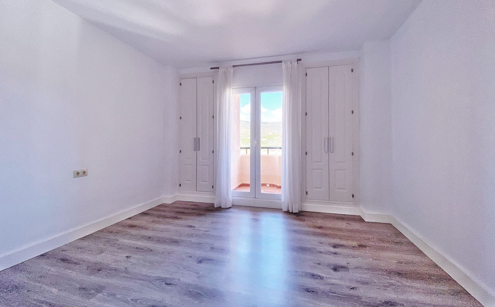 3 soveværelse Lejlighed til salg i Elviria med swimmingpool garage - € 499.000 (Ref: 8099584)